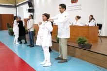 Alumnos de medicina del CUSur realizan juramento e imposición de batas