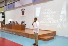 Diputados federales charlan con los estudiantes del CUSur sobre la propuesta de la reforma electoral