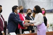 Egresados del CUSur reciben su acta de titulación