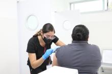 Aplican refuerzo de vacuna contra COVID-19 a personal del CUSur