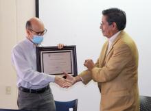 Entrega de reconocimiento a contralor del CUSur