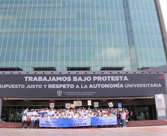 Formaron una comitiva para entregar en Palacio de Gobierno, 2 mil 857 cartas firmadas por la ciudadanía y dirigidas al Gobernador de Jalisco
