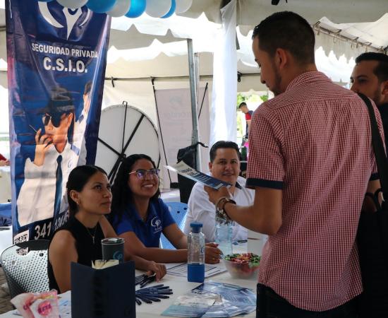 Solicitan vacantes alumnos y egresados en la Primera Feria del Empleo CUSur 2024