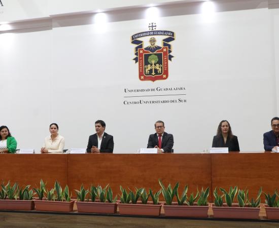 En el CUSur, 88 egresadas y egresados de nueve programas reciben su acta de titulación