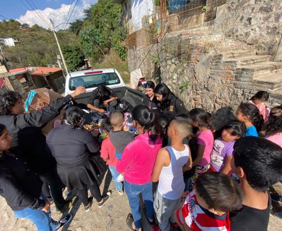 Entregan los juguetes recabados en el XXII Kilómetro del juguete