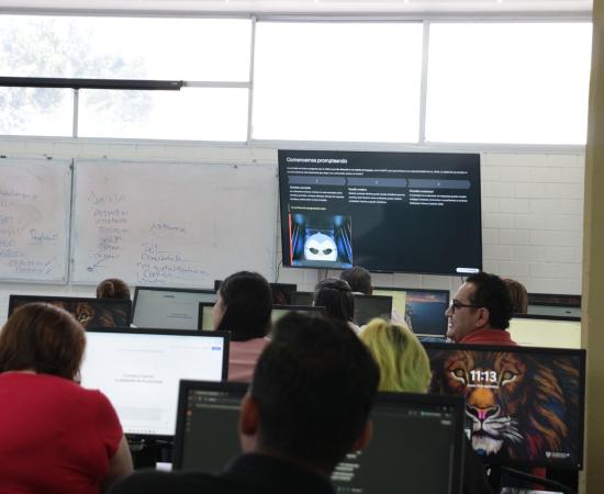 Realizan en CUSur taller sobre inteligencia artificial aplicada a la investigación