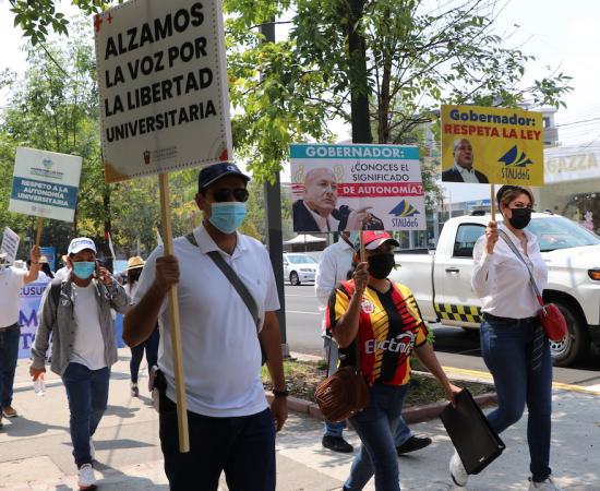 Formaron una comitiva para entregar en Palacio de Gobierno, 2 mil 857 cartas firmadas por la ciudadanía y dirigidas al Gobernador de Jalisco