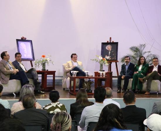 Pablo Salazar recibe el XXIII Premio Nacional de Cuento Juan José Arreola