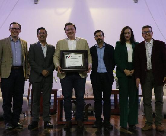 Pablo Salazar recibe el XXIII Premio Nacional de Cuento Juan José Arreola