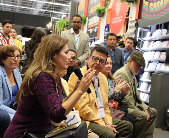 Presentan el libro “Disrupciones académicas” en la FIL