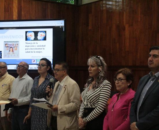 Dan conferencia sobre manejo de depresión y ansiedad en mujeres