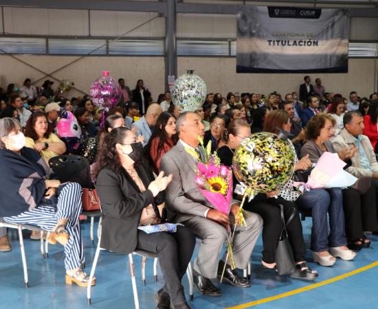 Entregan actas de titulación a 440 egresados del CUSur