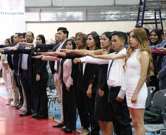 Entregan actas de titulación a 440 egresados del CUSur
