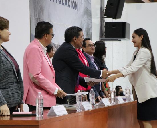 Entregan actas de titulación a 440 egresados del CUSur