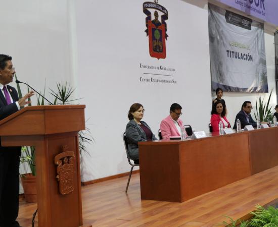 Entregan actas de titulación a 440 egresados del CUSur