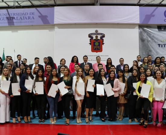 Entregan actas de titulación a 440 egresados del CUSur