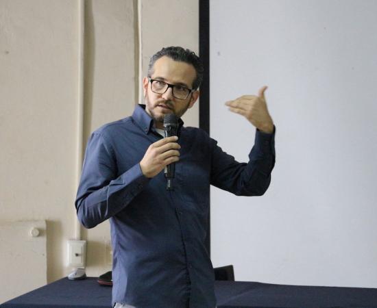 Imparten conferencia sobre filosofía de la ciencia en el CUSur