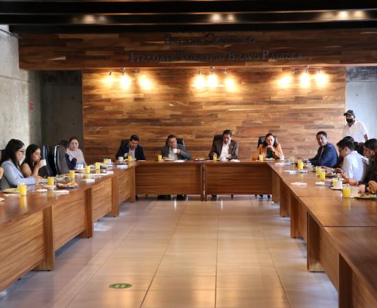 Reconocen a egresados del CUSur que obtuvieron excelencia en examen nacional