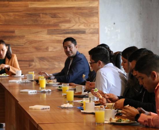 Reconocen a egresados del CUSur que obtuvieron excelencia en examen nacional