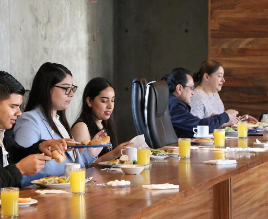 Reconocen a egresados del CUSur que obtuvieron excelencia en examen nacional