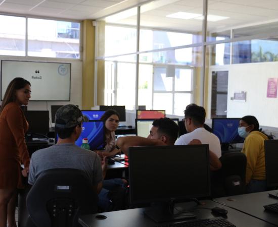 Alumnos del CUSur reciben capacitación para beca Santander X