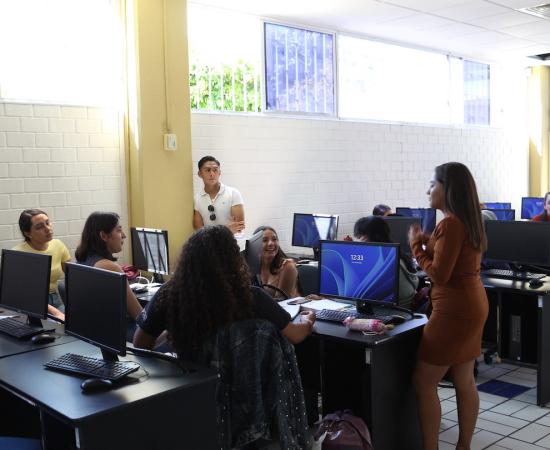 Alumnos del CUSur reciben capacitación para beca Santander X