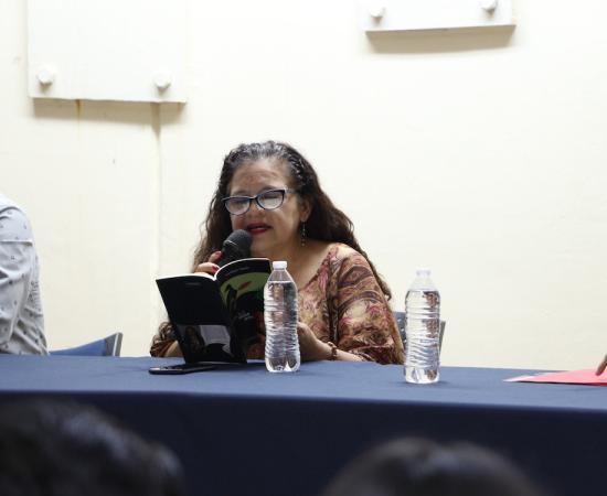 Presentan poemario 'No es luz mas enceguece' en el marco del Día Nacional del Libro