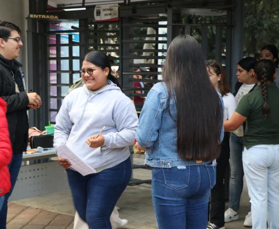 Asisten mil 810 aspirantes a realizar su examen de ingreso al CUSur