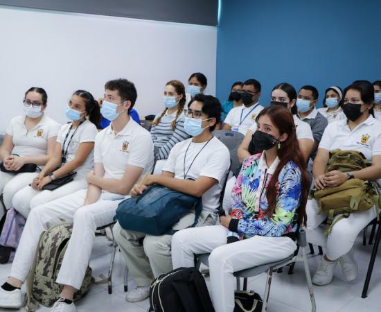 Estudiantes de Medicina se capacitan en exploración física