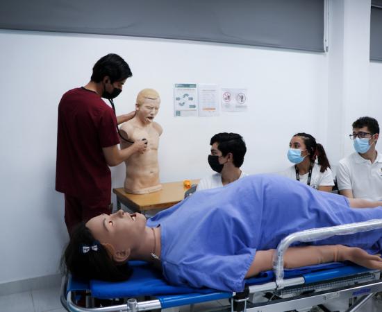 Estudiantes de Medicina se capacitan en exploración física