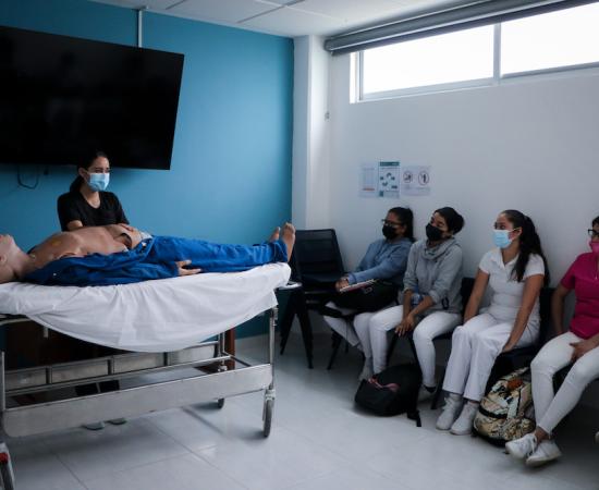 Estudiantes de Medicina se capacitan en exploración física