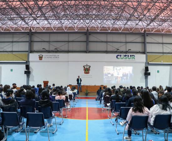 Alumnos de la Prepa UdeG Ciudad Guzmán visitan el CUSur para conocer sobre afecciones psicológicas en la adolescencia