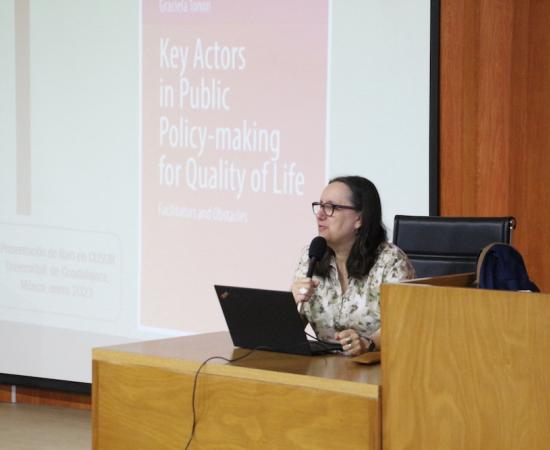 Investigadora argentina presenta libro sobre políticas públicas y calidad de vida en el CUSur