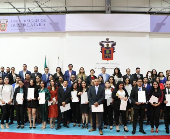 Egresados del CUSur reciben acta de titulación