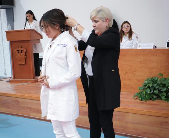 Realizan juramento e imposición de batas los alumnos de medicina del CUSur