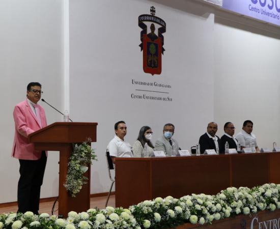 Realizan ceremonia de imposición de cofias y listones a estudiantes de enfermería del CUSur
