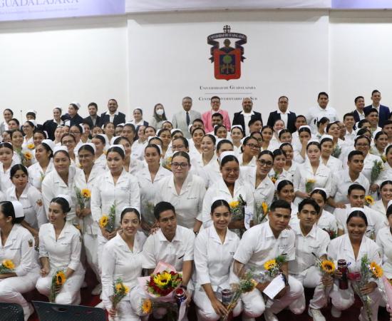 Realizan ceremonia de imposición de cofias y listones a estudiantes de enfermería del CUSur