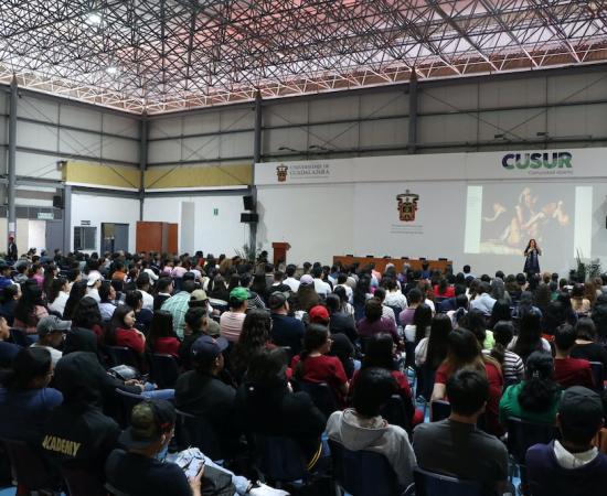 “Muchas vidas, mismas luchas” fue la conferencia magistral del 8M en el CUSur