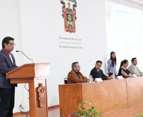 Celebran en ceremonia los nuevos titulados del CUSur