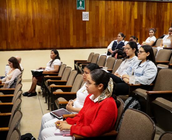 Médicos especialistas imparten conferencias sobre generalidades del cáncer y su prevención