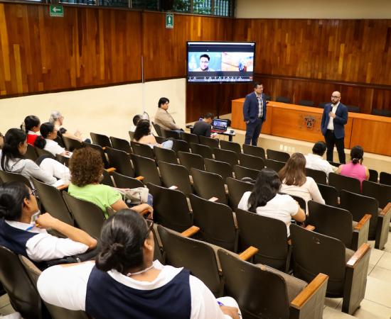 Médicos especialistas imparten conferencias sobre generalidades del cáncer y su prevención