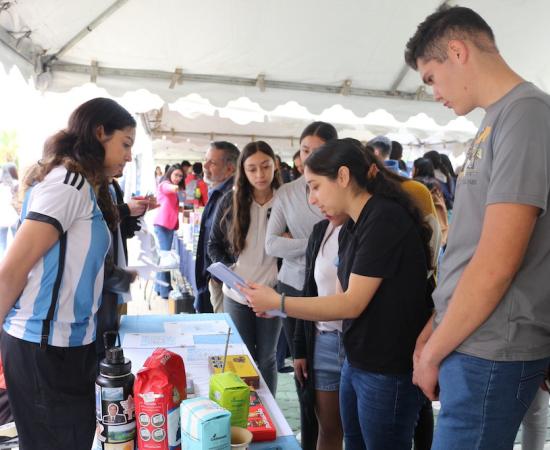 Muestran a la comunidad del CUSur los servicios académicos con los que cuenta a través de una feria