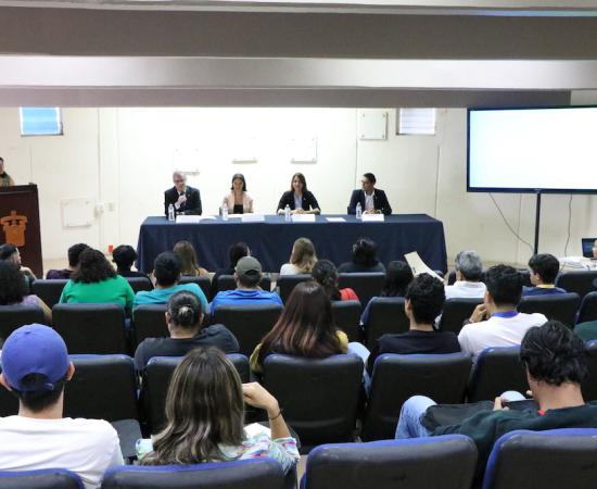 Revisan la presencia política en la prensa durante la bienvenida de Periodismo del CUSur