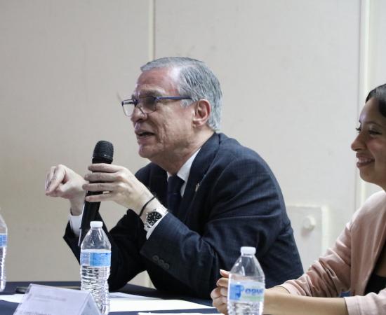 Revisan la presencia política en la prensa durante la bienvenida de Periodismo del CUSur