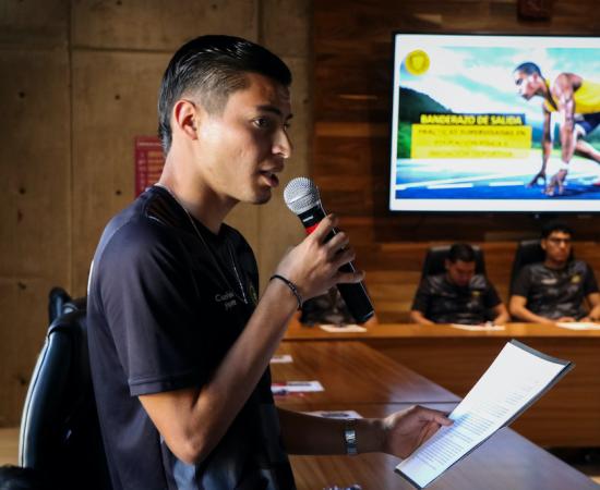 Segunda generación de estudiantes de Cultura Física y Deportes dan el tradicional silbato de salida