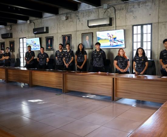 Segunda generación de estudiantes de Cultura Física y Deportes dan el tradicional silbato de salida