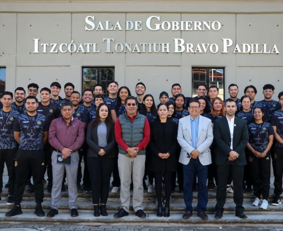 Segunda generación de estudiantes de Cultura Física y Deportes dan el tradicional silbato de salida