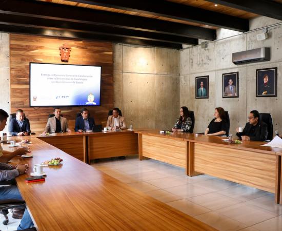 Entregan convenio de colaboración general entre la UdeG y el Ayuntamiento de Sayula