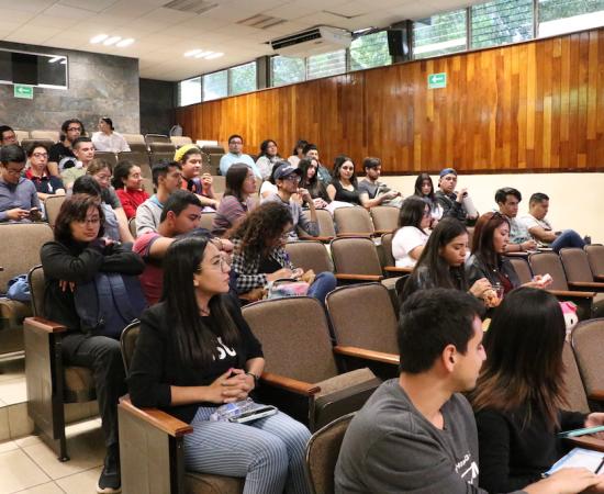 Dictan conferencia sobre las relaciones sanas y las no sanas entre las personas