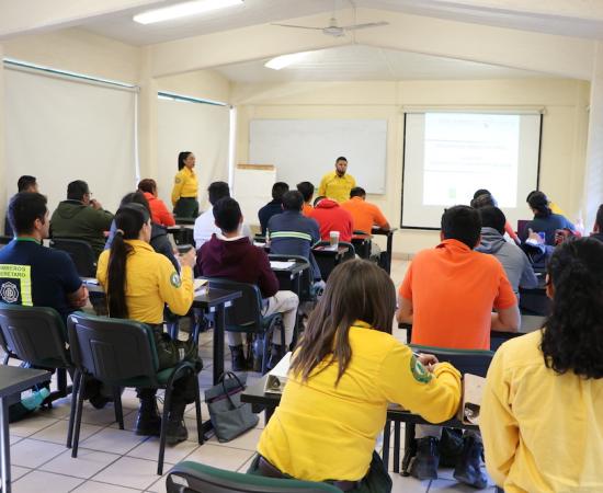 Capacitan a estudiantes del CUSur para combatir incendios forestales